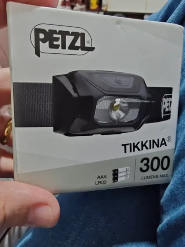 Farol Petzl Tikkina 300 Lúmens Compacto Para Exterior Preto