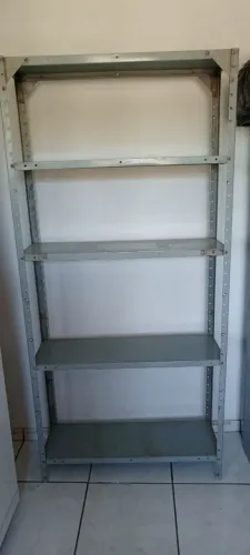 Estante de ferro 