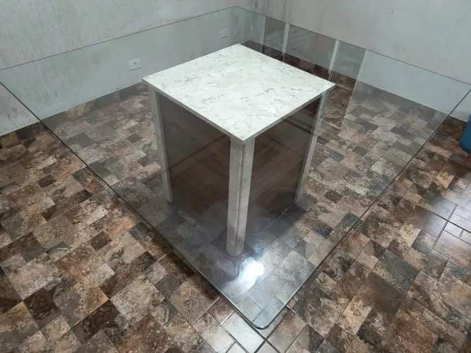 Mesa vidro com base Pedra Tavertino 1,50 x1,50 adquirida na Loja Silvia Designer