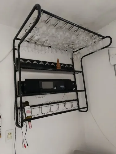 Barzinho De Parede Suspenso Em Metal Para Bebidas E Taças