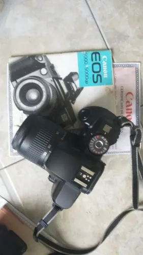 Máquina fotográfica retrô CANON EOS 5000 analógica flash integado e lentes  R$1.000,00
