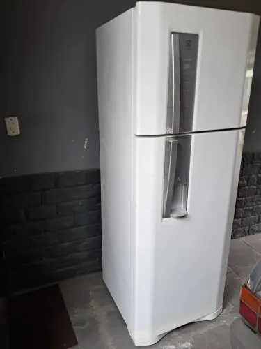 Vendo geladeira Electrolux, 456 litros. Tudo funcionando. 1400 reais.