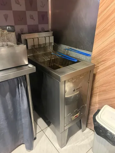 Fritadeira a gás 30 litros marca Venâncio , usada, água e oleo
