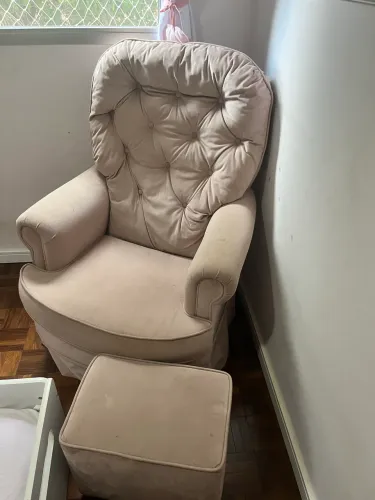 Poltrona amamentação suede, giratória e de balanço com apoio de pé