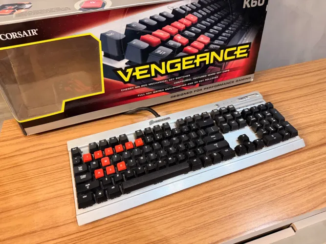 Teclado mecânico Corsair K60 Vengeance