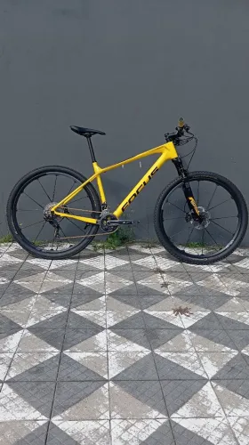 Bicicleta  t- 19 Focus Raven carbono semi-novan