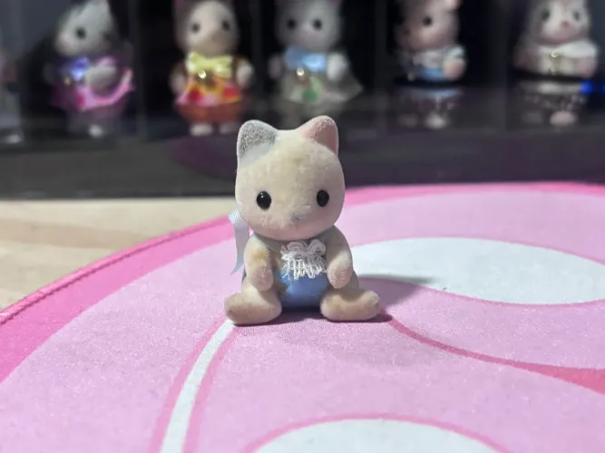 Sylvanian Families - Gato tricolor sentado