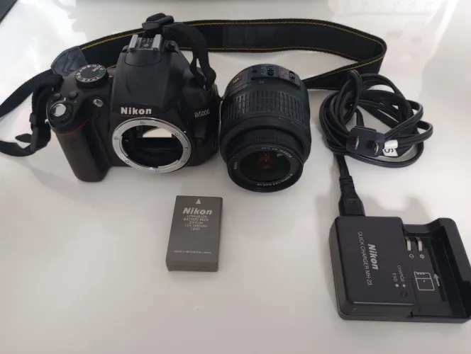 Vendo NIKON D5000 + Lente + Carregador + Bolsa de proteção
