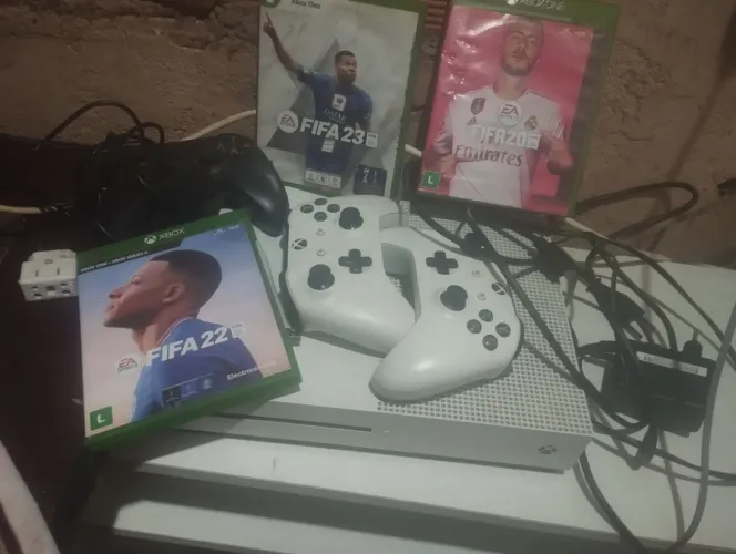 Vendo Xbox one s 3 controle 3 jogos FIFA