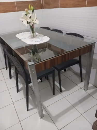 Vendo mesa com 6 cadeiras e tampa de Vidro