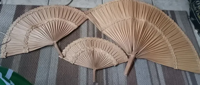 Trio de leques de palha.