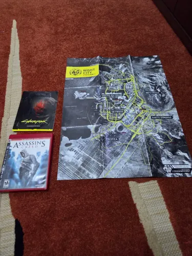 Assassins creed Greatest Hits PS3 e Mapa manual do Cyberpunk 2077 Novo