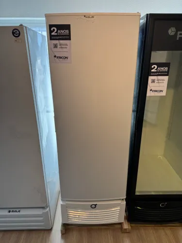 Conservador vertical porta sólida tripla ação 569L FRICON 