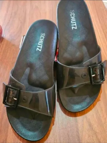 Chinelo schutz preto com fivela. Tamanho 37. Excelente estado de conservação. Como novo