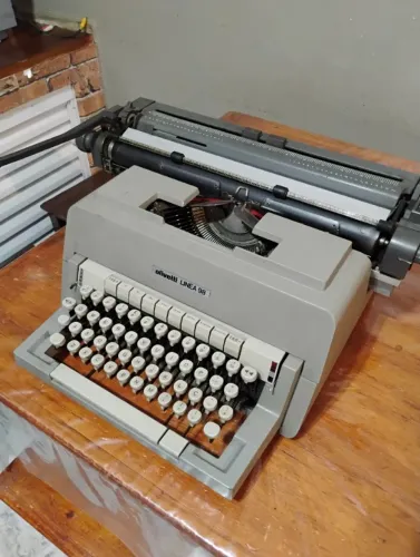 Máquina De Escrever Olivetti Linea 98 Cinza Vintage (Usado)