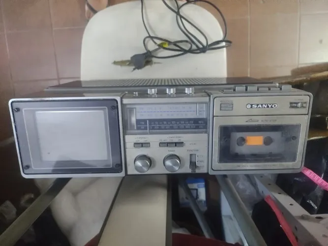 Radio gravador k7 com mini tv acoplada da marca sanyo vintage