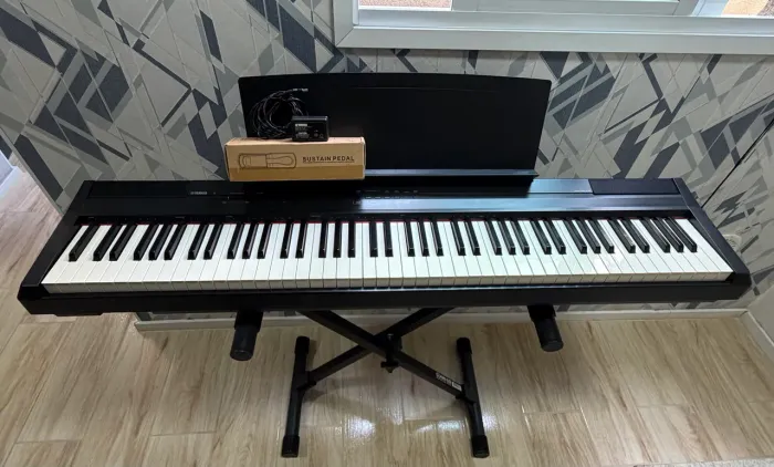 Piano Yamaha P-105 + Suporte SEM USO + Pedal SEM USO + Estante para partitura