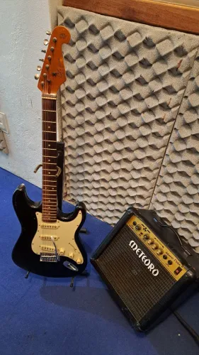 Guitarra SX e cubo meteoro 30 wts