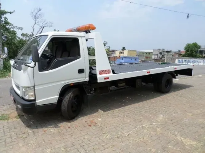 Procura-se motorista para caminhão guincho pequeno (NÃO PRECISA DE EXP)