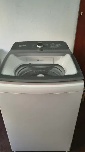 Vende se essa máquina de lavar roupas da Brastemp 12 kilos semi nova.