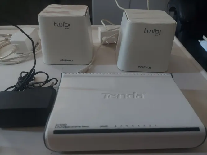 Kit Rede Wi-Fi Mesh Intelbras Twibi Fast (Par) + Switch Tenda 5 Portas - Bom Estado