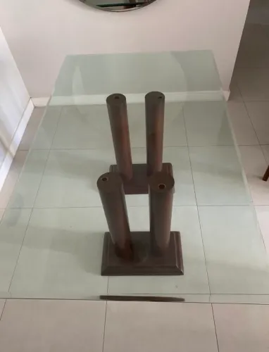 Mesa com tampo de vidro com 6 cadeiras