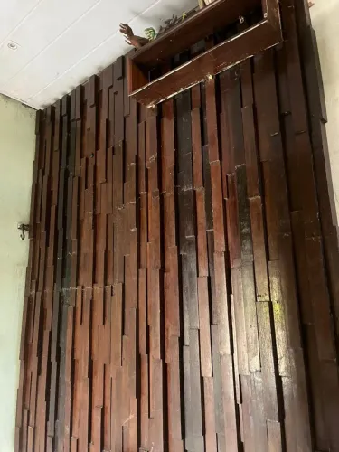 Painel em madeira de lei