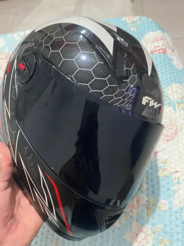 capacete fw3 pra negócio ,usado em bom estado ainda! só está com a viseira trincada!