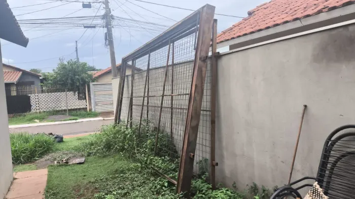 Portão grande com grade