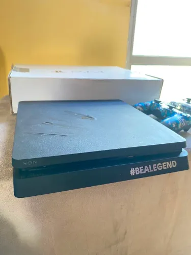 Vende-se um ps4 de marca Slim