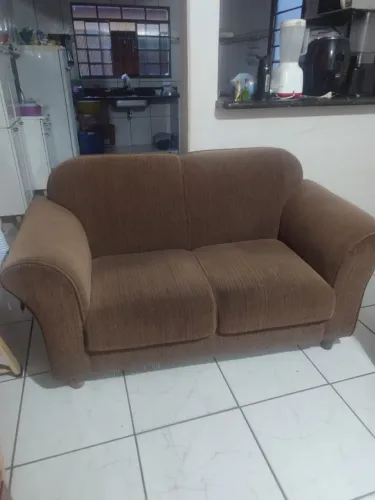Sofá 2 lugares com pé, super confortável.