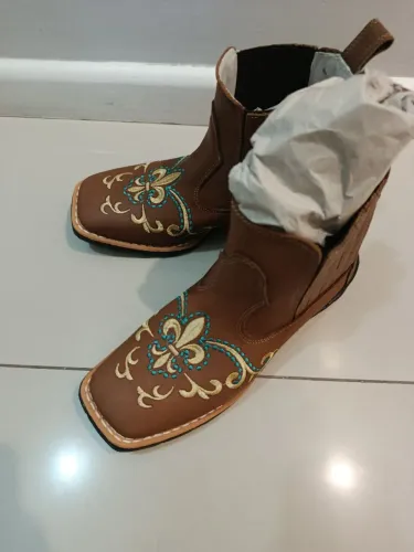 Bota texana feminina em couro legítimo 