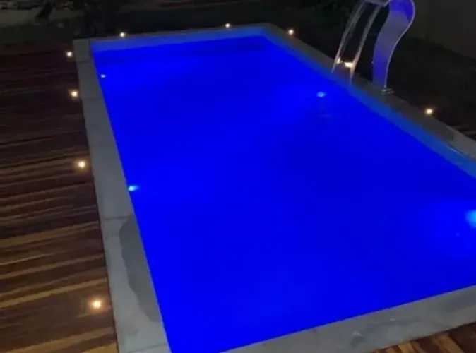 Piscina de fibra com instalação-
