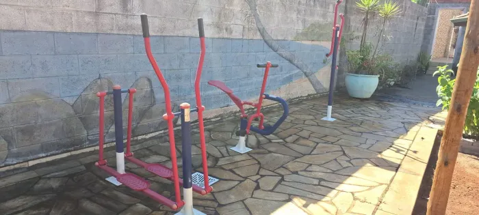 Aparelhos ginástica ar livre (leia anúncio)