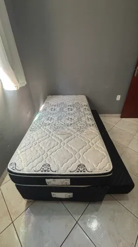 Vende-se cama de solteiro