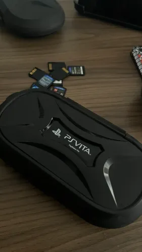 PS Vita Fat + 10 Jogos + Cartão de Memória + Case