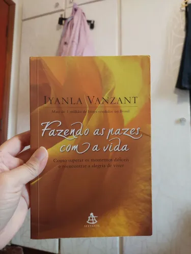 Livro Fazendo as pazes com a vida de iyanla vanzant