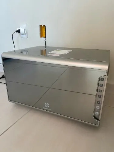 Vendo Microondas com 08 meses de uso Electrolux Inox 21L