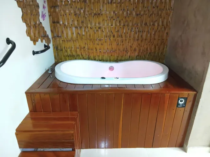 Ofurô 2 lugares, com Hidromassagem, cromoterapia e aquecedor 