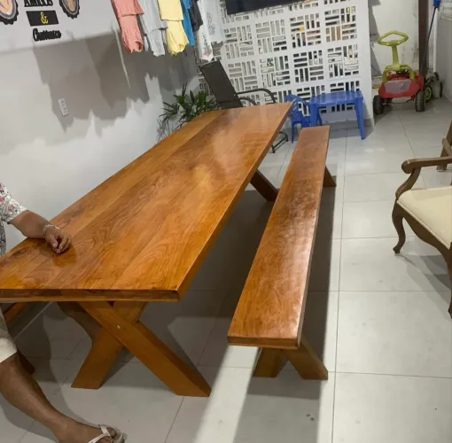 Mesa toda em Madeira
