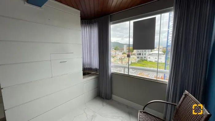 Cobertura no centrinho dos Ingleses, próximo ao comércio, restaurantes e a 200m da praia.
