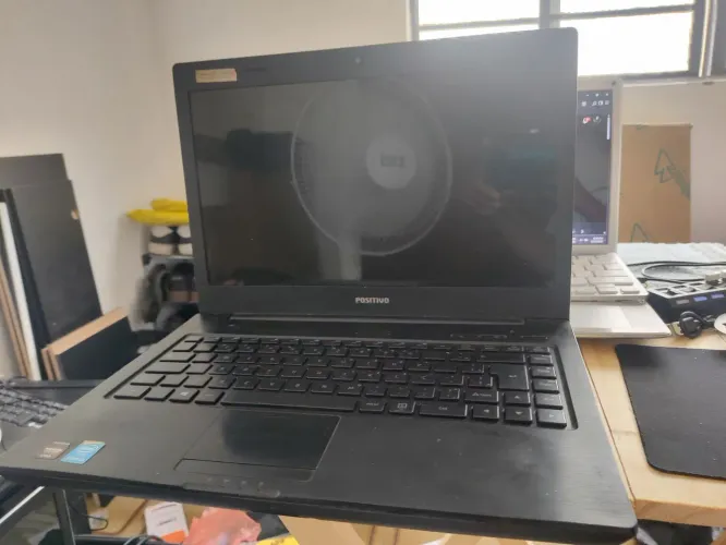 Notebook positivo potente com problemas no teclado levemente