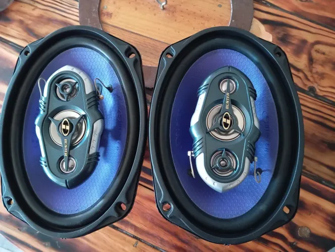 Alto falantes para tampão de carro Buster 