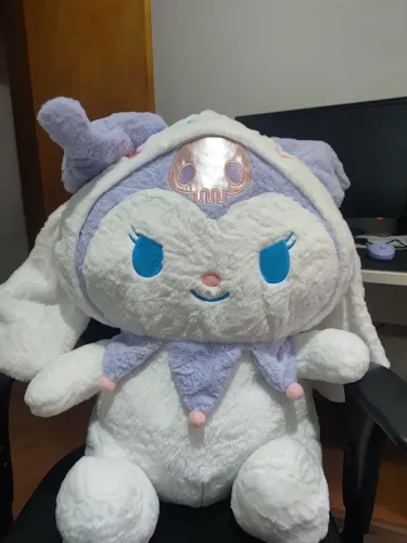 Pelúcia Kuromi fantasiada de cinnamoroll