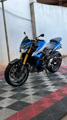Gsr 750 sem detalhes moto para pessoas exigente