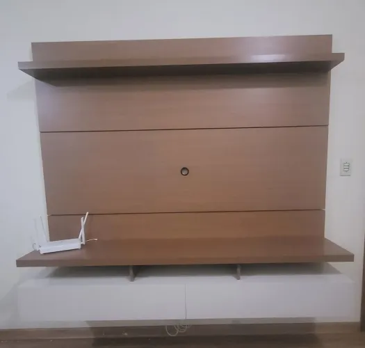Painel para TV com Rack Suspenso e Armários