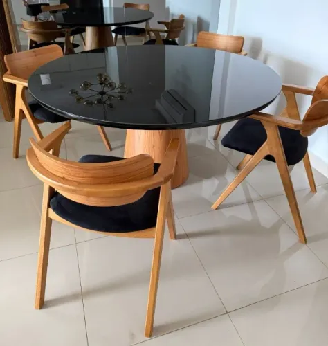 Mesa Duna 1,5m Tampo Preto + Cadeiras Zara