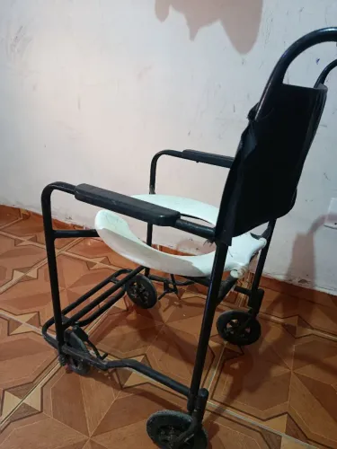 Vendo essa cadeira de rodas com assento pra necessidades especiais para idosos