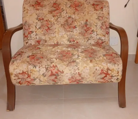 2 poltronas de 1 lugar e 1 de 2 lugares perfeito estado bom para a sua sala e escritório.