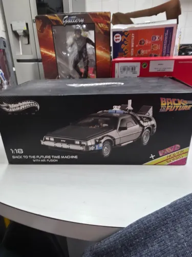 Hot wheels Elite 1:18 - Back to the future Part II time machine ( DeLorean DMC 12) 1:18 +